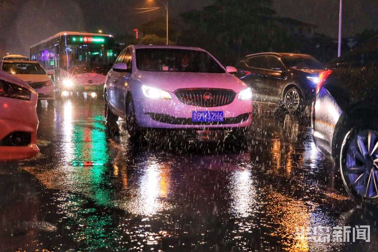 急雨袭|青岛：急雨袭城 李沧区的马路上水流湍湍