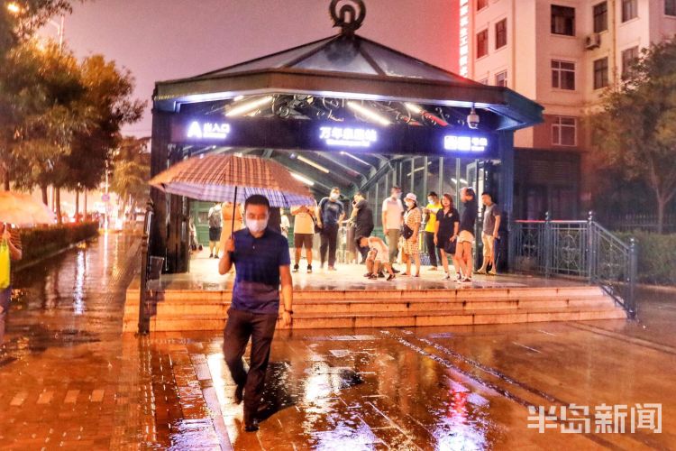 急雨袭|青岛：急雨袭城 李沧区的马路上水流湍湍