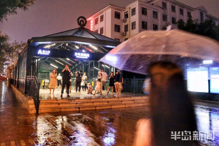 急雨袭|青岛：急雨袭城 李沧区的马路上水流湍湍