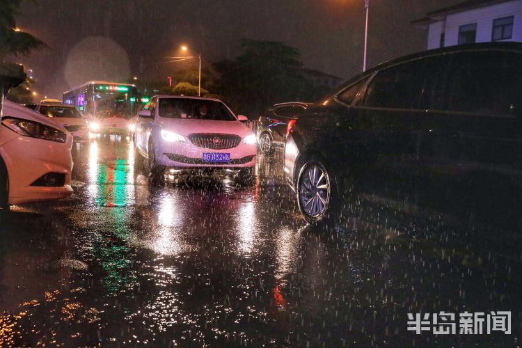 急雨袭|青岛：急雨袭城 李沧区的马路上水流湍湍