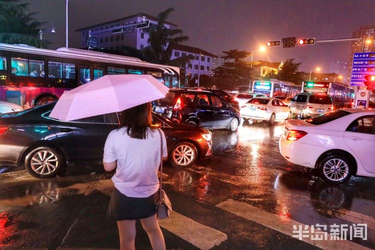 急雨袭|青岛：急雨袭城 李沧区的马路上水流湍湍