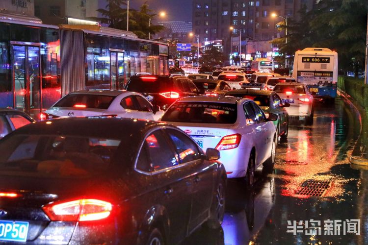 急雨袭|青岛：急雨袭城 李沧区的马路上水流湍湍