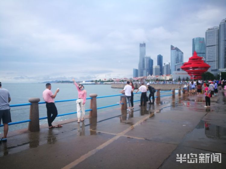 雨停|雨停太阳“露了会脸” 五四广场游客海边享清凉