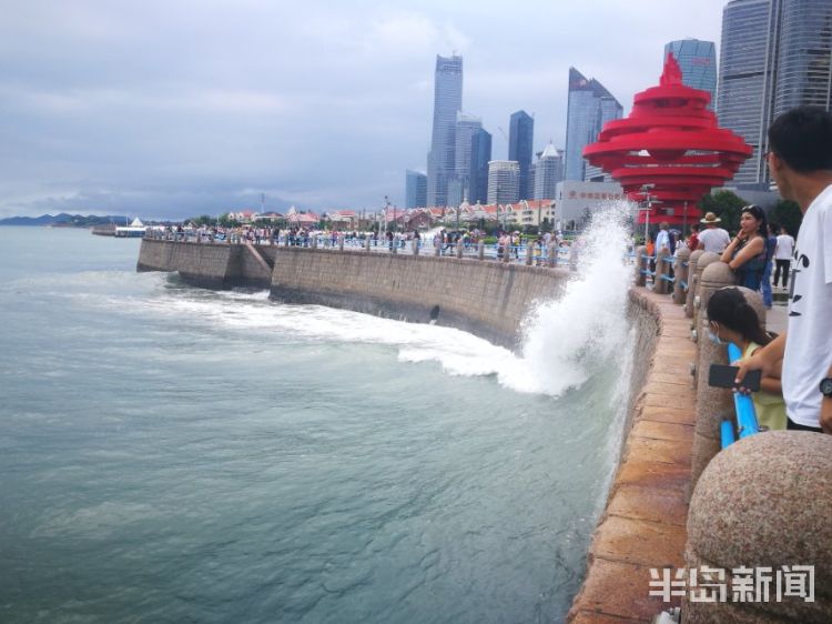 雨停|雨停太阳“露了会脸” 五四广场游客海边享清凉