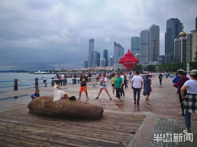 雨停|雨停太阳“露了会脸” 五四广场游客海边享清凉