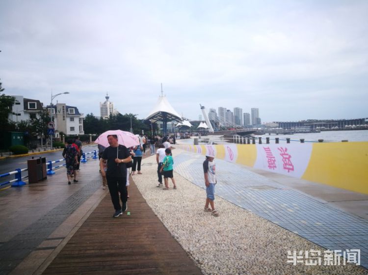 雨停|雨停太阳“露了会脸” 五四广场游客海边享清凉