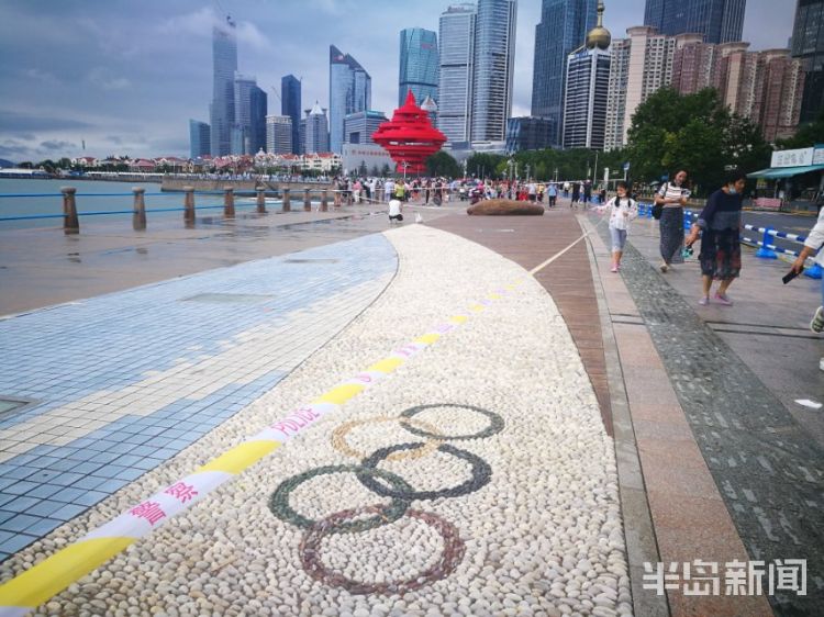 雨停|雨停太阳“露了会脸” 五四广场游客海边享清凉