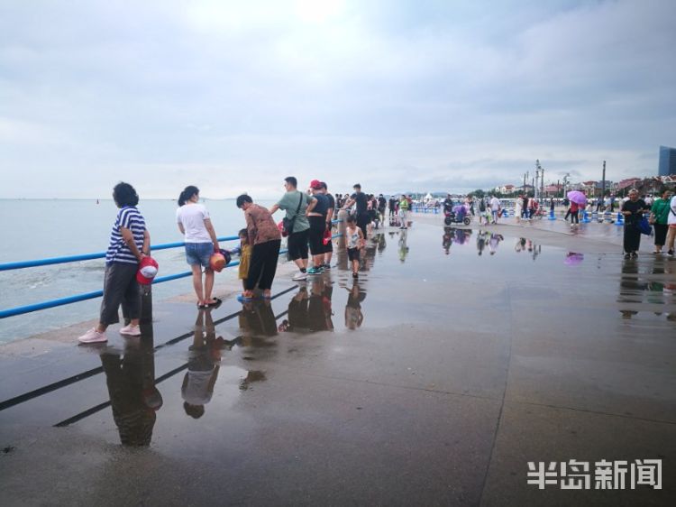 雨停|雨停太阳“露了会脸” 五四广场游客海边享清凉