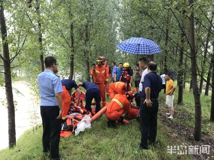 胶州|胶州夫妇开越野车过桥被大水冲翻 车里还有6岁孩子