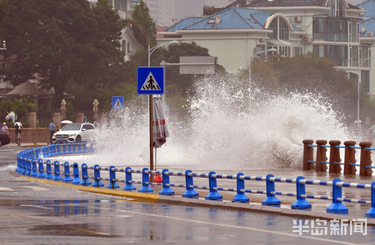 惊涛拍岸|受台风影响 沿海的澳门路上海浪频频打上岸边