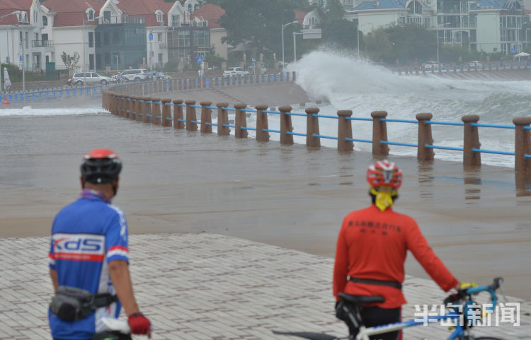 惊涛拍岸|受台风影响 沿海的澳门路上海浪频频打上岸边