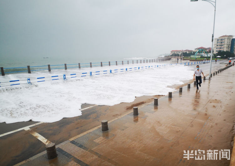 惊涛拍岸|受台风影响 沿海的澳门路上海浪频频打上岸边