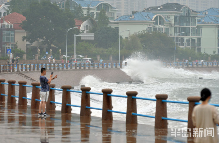 惊涛拍岸|受台风影响 沿海的澳门路上海浪频频打上岸边