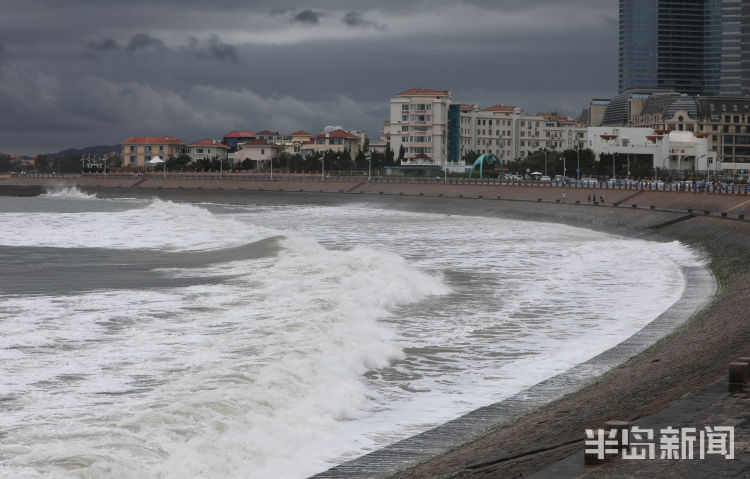 惊涛拍岸|受台风影响 沿海的澳门路上海浪频频打上岸边