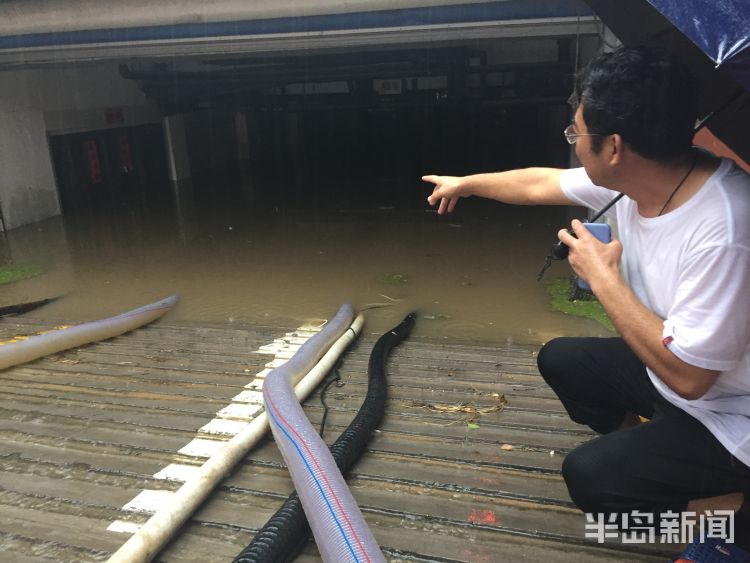 草鸡|城阳区正阳东郡小区：小区别墅区停车场被淹 业主屋内灌水家具漂浮