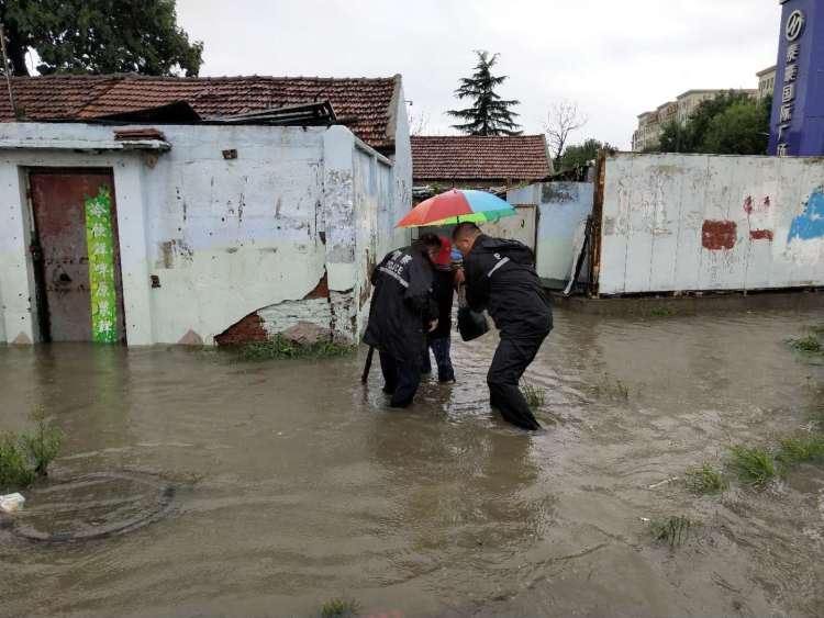 城阳|暴雨强势来袭 城阳公安奋战防汛一线护平安