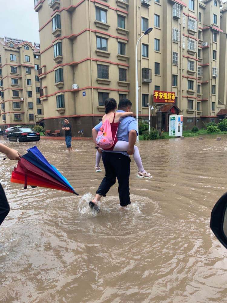 城阳|暴雨强势来袭 城阳公安奋战防汛一线护平安