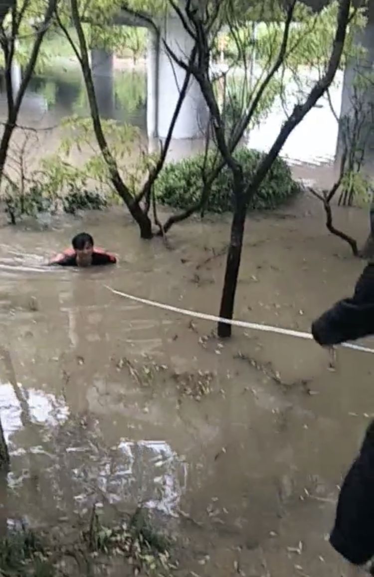 城阳|暴雨强势来袭 城阳公安奋战防汛一线护平安