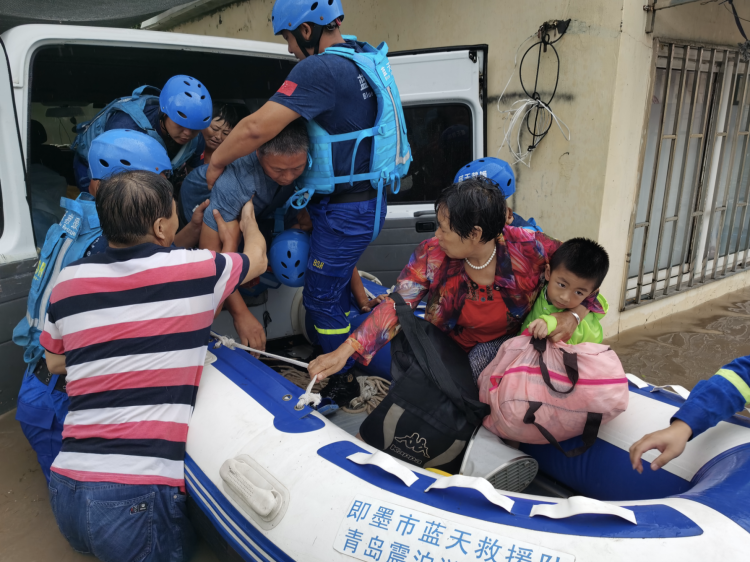 风雨|青岛众多应急救援队闻讯而动 迅速投入抢险救援工作中