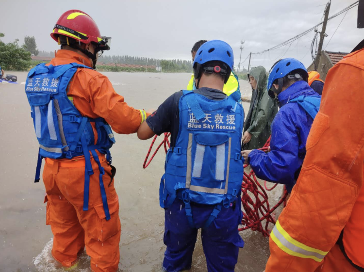 风雨|青岛众多应急救援队闻讯而动 迅速投入抢险救援工作中