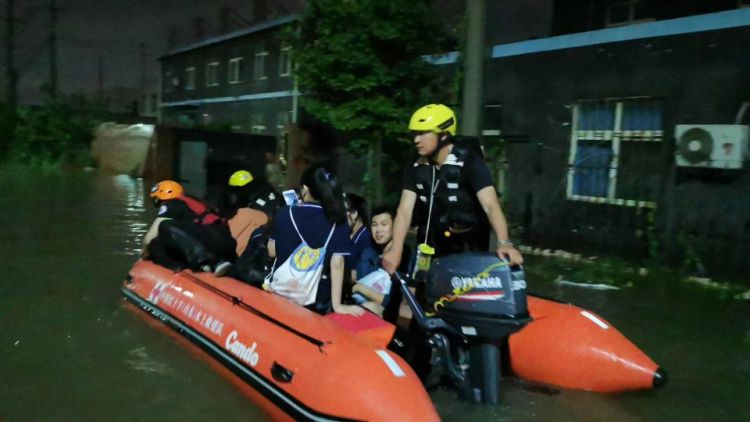 近千人|城阳普降大雨一工业园近千人被困 救援从中午持续到天黑