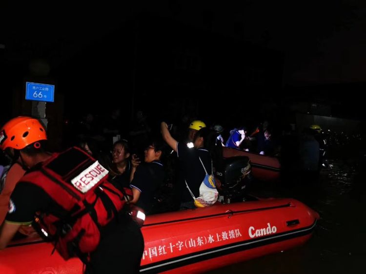 近千人|城阳普降大雨一工业园近千人被困 救援从中午持续到天黑