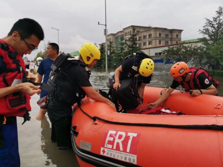 近千人|城阳普降大雨一工业园近千人被困 救援从中午持续到天黑