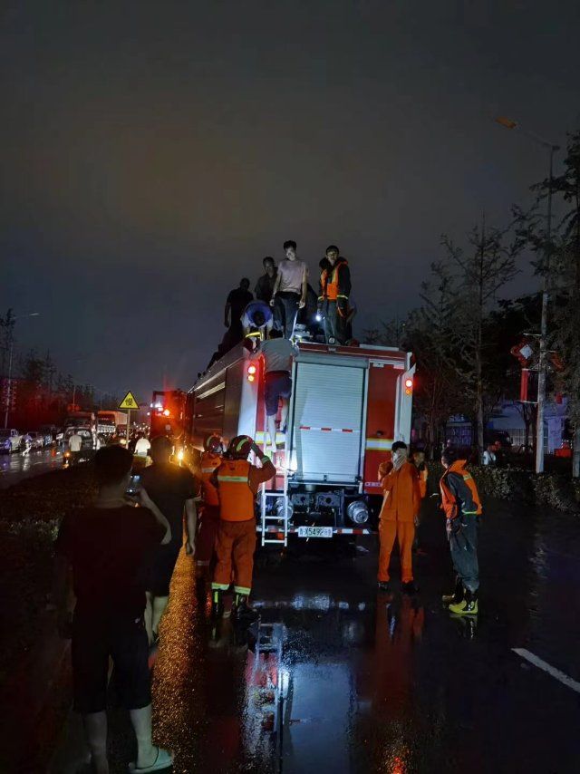 近千人|城阳普降大雨一工业园近千人被困 救援从中午持续到天黑