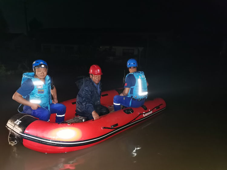 13|13条10千伏线路风雨中受损 即墨供电组建17支应急党员突击队重“织”电网