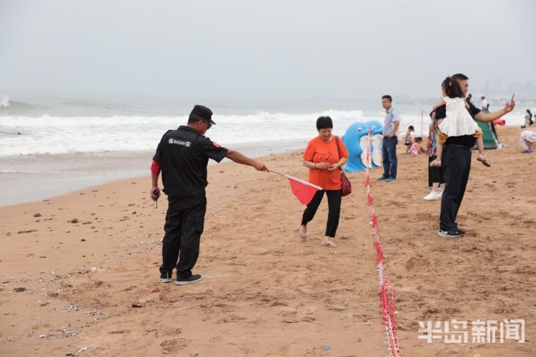 石老人|风浪较大石老人海水浴场继续封闭 游玩请勿越线