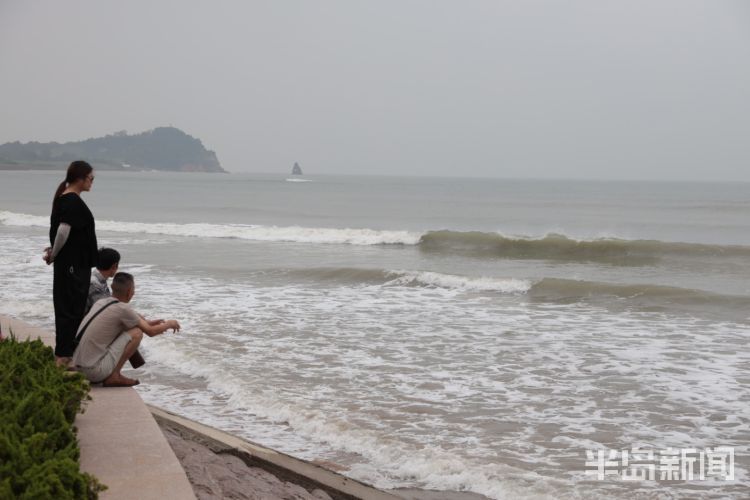 石老人|风浪较大石老人海水浴场继续封闭 游玩请勿越线