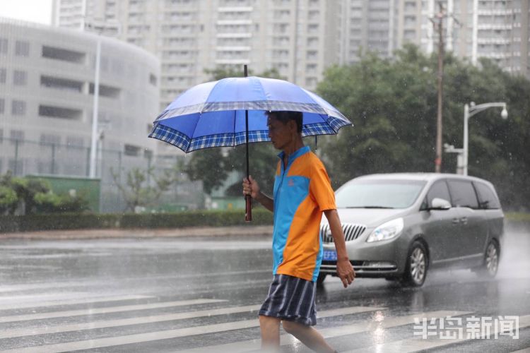 雨来|急雨突袭青岛市区 路上行人风雨中疾步行走