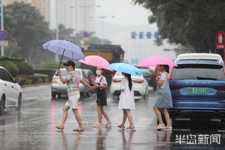 雨来|急雨突袭青岛市区 路上行人风雨中疾步行走