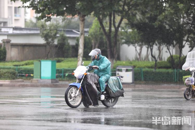 雨来|急雨突袭青岛市区 路上行人风雨中疾步行走