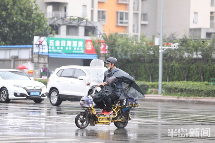 雨来|急雨突袭青岛市区 路上行人风雨中疾步行走