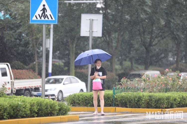 雨来|急雨突袭青岛市区 路上行人风雨中疾步行走