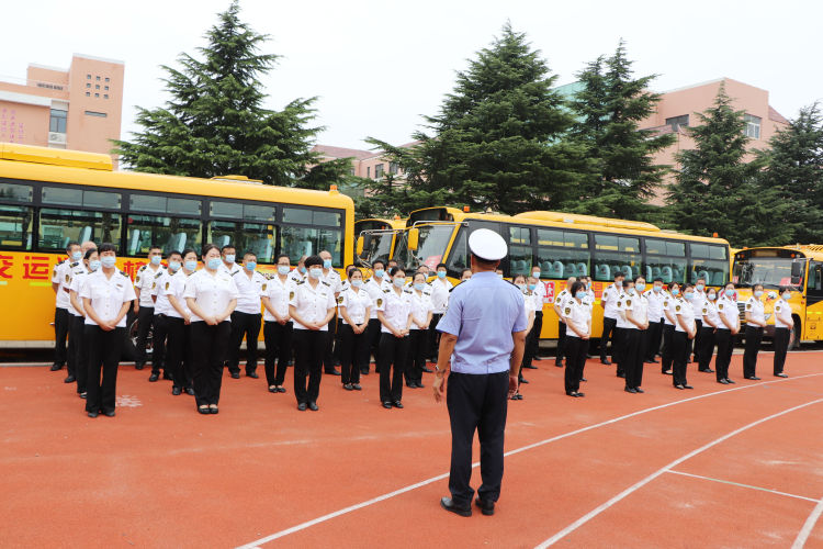 前城阳|城阳交警对140辆温馨校车安全“体检” 推进“一盔一带”宣传