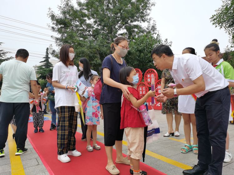 跃龙门|跃龙门、状元笔、印记墙……青岛李沧路小学这份穿越古今的入学礼走心了！