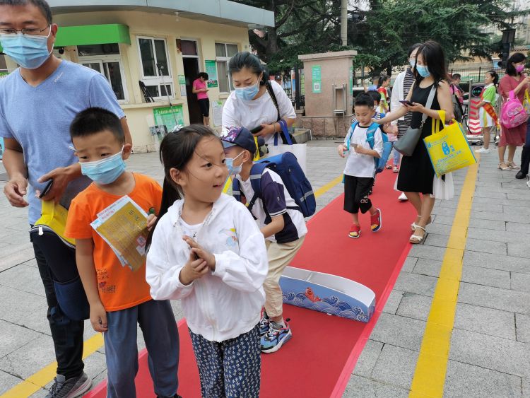 跃龙门|跃龙门、状元笔、印记墙……青岛李沧路小学这份穿越古今的入学礼走心了！