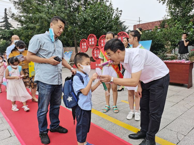 跃龙门|跃龙门、状元笔、印记墙……青岛李沧路小学这份穿越古今的入学礼走心了！