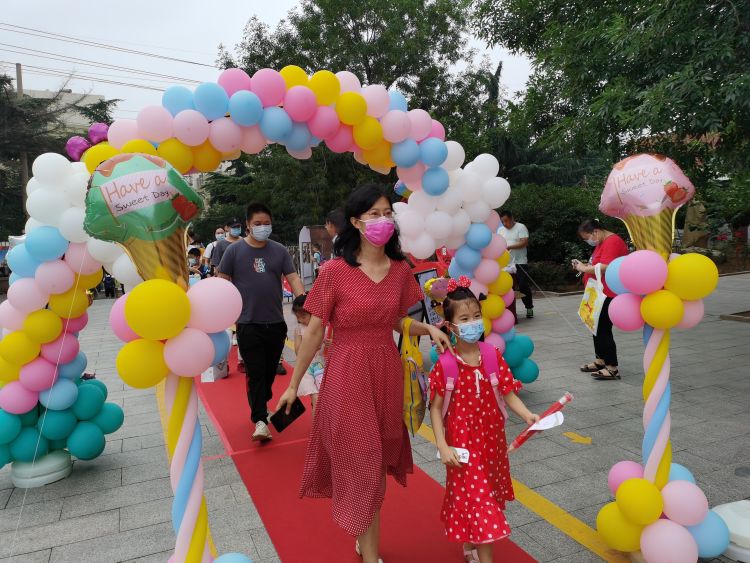 跃龙门|跃龙门、状元笔、印记墙……青岛李沧路小学这份穿越古今的入学礼走心了！