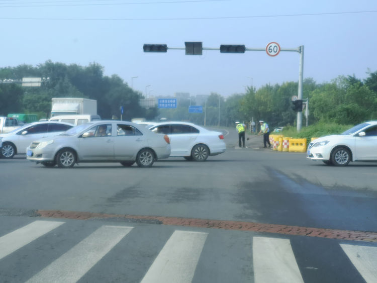 城阳|城阳：两名交警修补马路获市民点赞