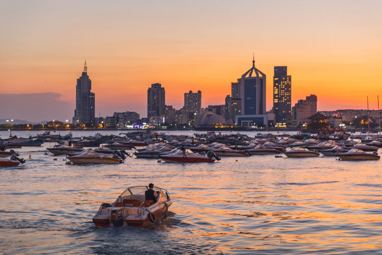 夕阳|夕阳西下 栈桥青岛湾畔安静而美丽构成动人画卷