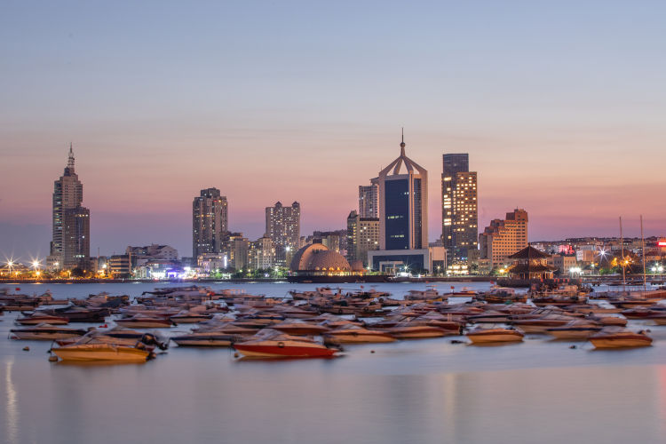 夕阳|夕阳西下 栈桥青岛湾畔安静而美丽构成动人画卷