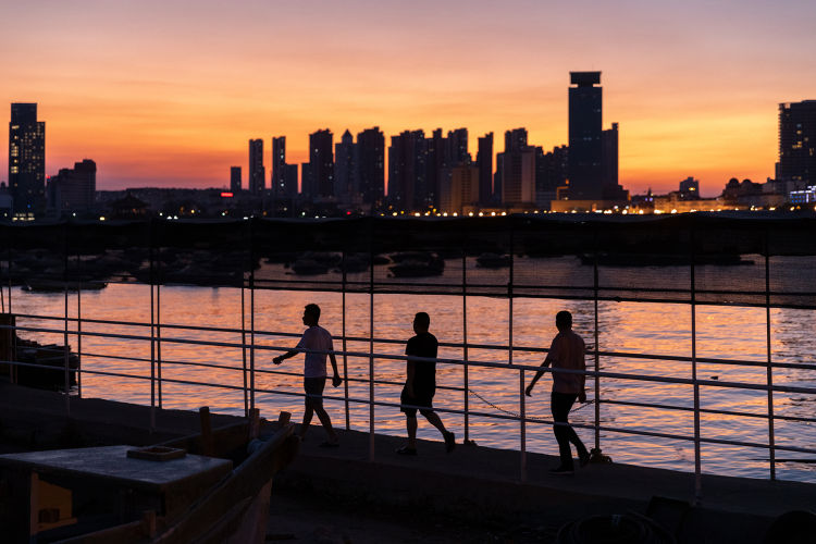 夕阳|夕阳西下 栈桥青岛湾畔安静而美丽构成动人画卷