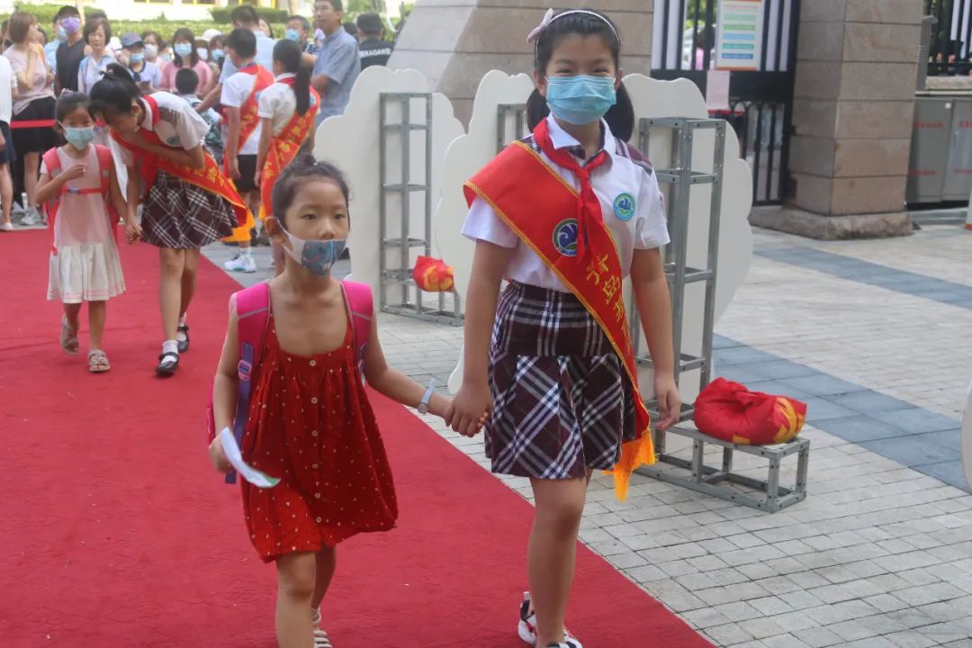 级新生|芽芽成长开启美好 青岛基隆路小学迎来一年级新生