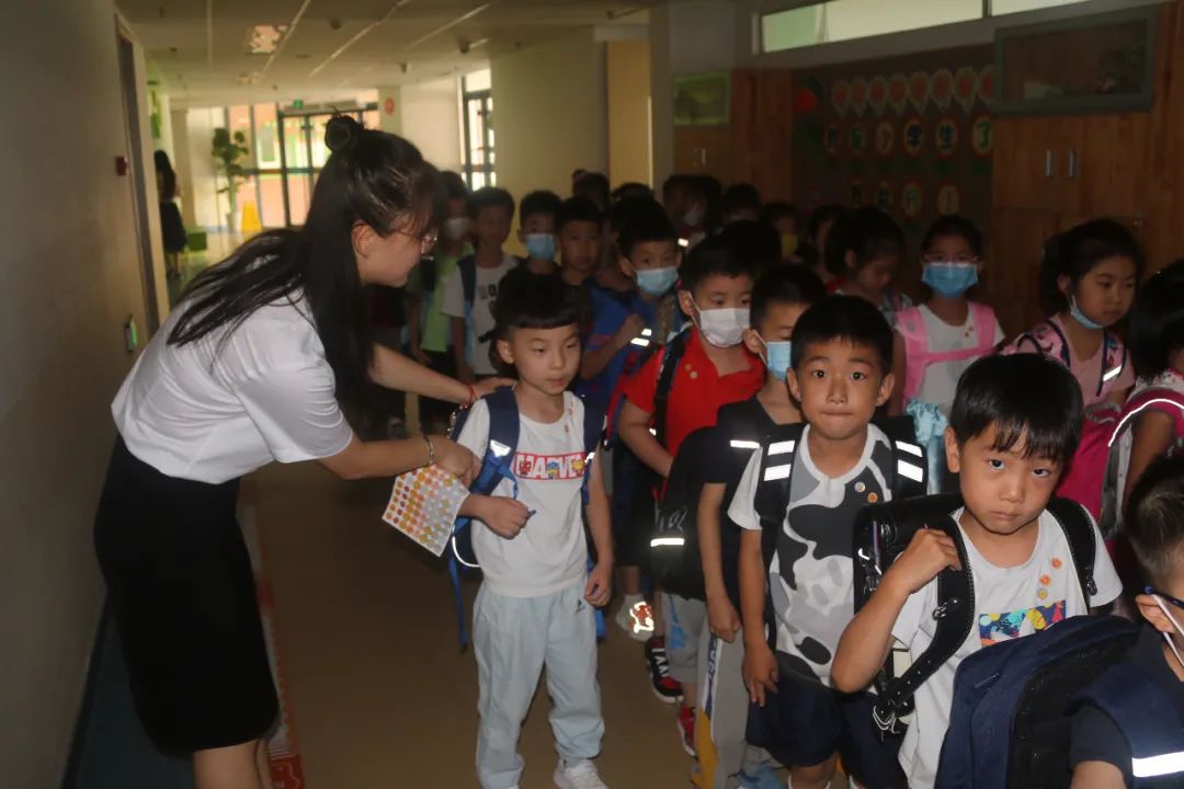 级新生|芽芽成长开启美好 青岛基隆路小学迎来一年级新生