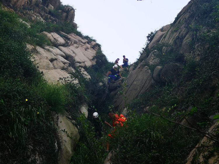 警情|警情又起、又是悬崖 一来青户外运动爱好者登浮山遇险
