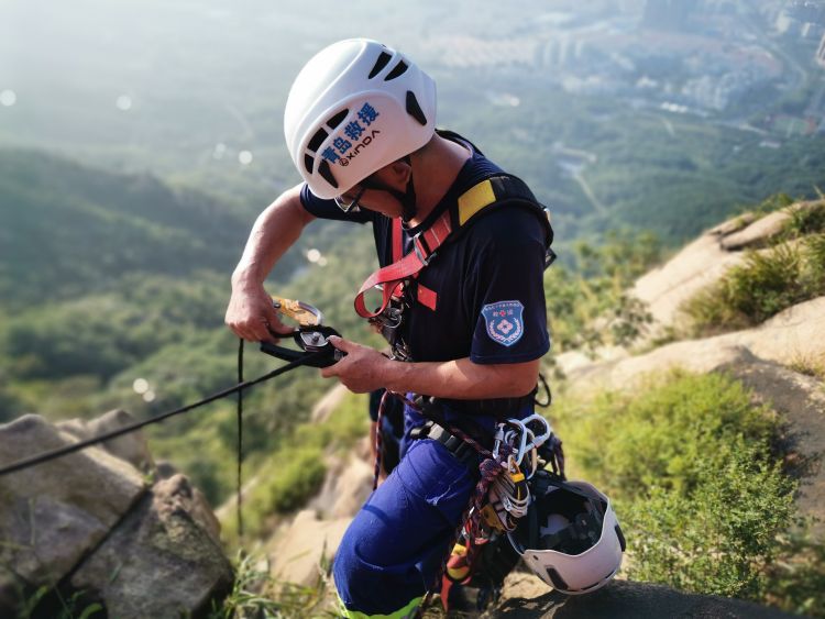 警情|警情又起、又是悬崖 一来青户外运动爱好者登浮山遇险