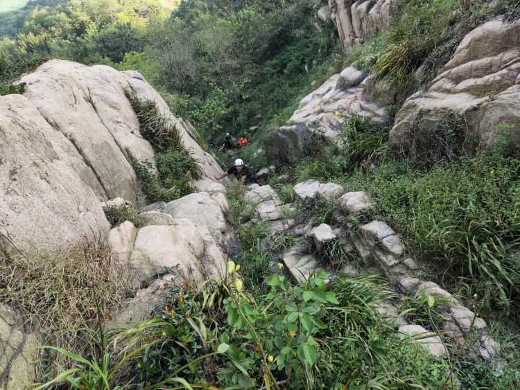 警情|警情又起、又是悬崖 一来青户外运动爱好者登浮山遇险